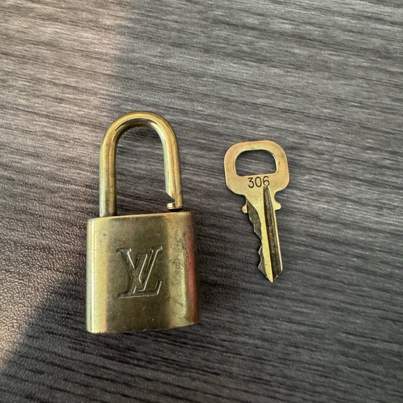 Louis Vuitton Lock and Key 306 - Picture 3 of 3
